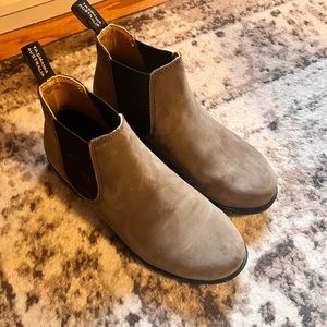 Tan short blundstones